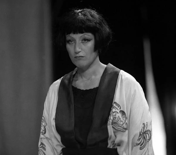 W "Maskaradzie" (1982) Janusza Kijowskiego Teresa Budzisz-Krzyżanowska wcieliła się w postać aktorki Loli, która wspólnie z świetnie zapowiadającym się młodym aktorem  Jackiem Burdą (Bogusław Linda) odgrywa scenę jego własnej śmierci.