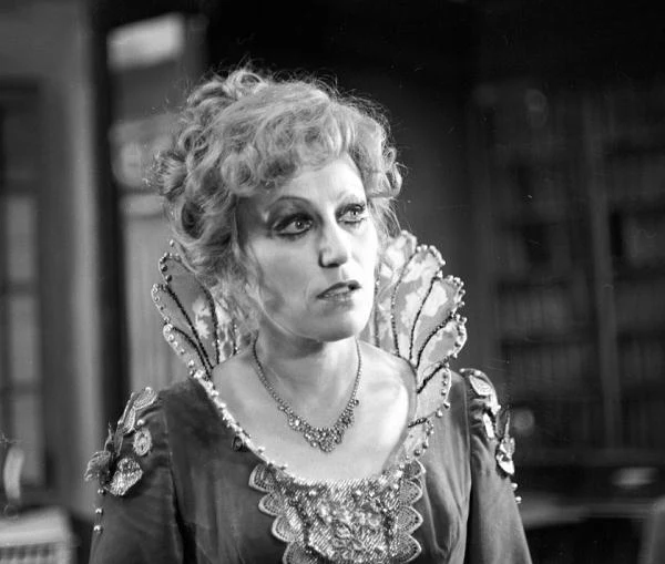 W "Seszelach" (1990) Bogusława Lindy aktora zagrała epizod śpiewaczki występującej w roli Toski.