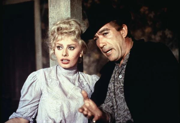 W "Pięknej złośnicy" (1960) George'a Cukora Sophia Loren wystąpiła jako blondynka. Film ukazuje dzieje wędrownej trupy teatralnej Healy Dramatic Company podróżującej po Zachodzie w latach 80. XIX wieku. W poszukiwaniu sposobu na zaspokojenie oczekiwań publiczności, prowadzący wspólnie zespół Angela Rossini (Sophia Loren) i Tom Healy (Anthony Quinn) przydają pikanterii swym komicznym niepowodzeniom.