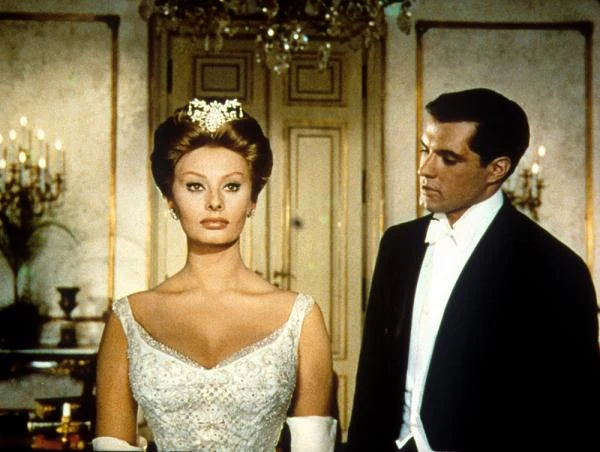 W filmie "Powiew skandalu" (1960) Michael Curtiza (tego od "Casablanki") Loren zagrała austriacką księżniczkę Olympię, która – choć wygnana z rodowej siedziby za „skandaliczną niedyskrecję” – lekceważy matczyne życzenie, by poślubiła księcia.  Zamiast tego interesuje się przystojnym Johnem Gavinem ("Psychoza") – amerykańskim inżynierem górnictwa przebywającym w Wiedniu, któremu udaje się zyskać przychylność jej ojca (Maurice Chevallier).