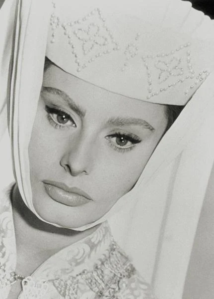 Historyczny epos Anthony'ego Manna "Cyd" (1961) to opowieść o kastylijskim rycerzu Rodrigo Diazie de Bivarze (Charlton Heston), który jedzie na ślub ze swoją ukochaną (Sophia Loren). Włoska aktorka dołączyła występem w tej produkcji do ścisłej czołówki hollywoodzkich aktorek, wśród których prym wiodła Elizabeth Taylor.