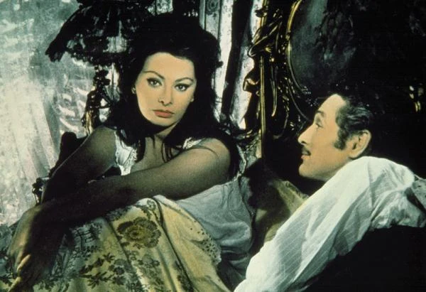 W komedii "Lady L" (1965) Loren wcieliła się w tytułową postać niejakiej Louise Lendale, która będąc praczką w zakładzie "Le Mouton Bleu", spotkała Armanda (Paul Newman), czarującego anarchistę i została jego kochanką. Podczas nieobecności Armanda spotkała brytyjskiego lorda, którego wkrótce zaczęła nazywać Dicky (David Niven). On zaoferował jej małżeństwo. Zgodziła się pod warunkiem, że wciąż będzie mogła widywać Armanda...
