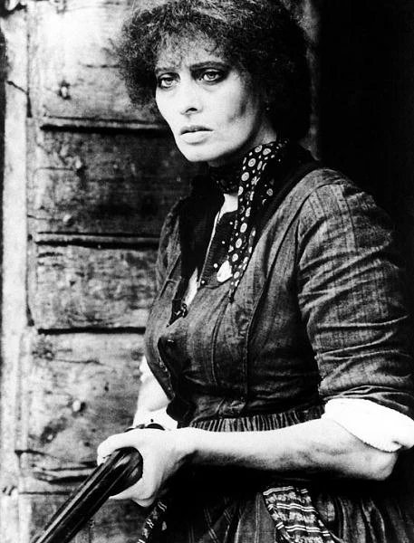 W jednym z wywiadów Sophia Loren powiedziała, że nie otrzymała wykształcenia, bo ani jej matka, ani babka nie miały czasu na edukację. "Razem z moją siostrą Marią nauczyłyśmy się stawać na głowie, aby wiązać koniec z końcem" - powiedziała. Na zdjęciu - Sophia Loren w filmie "Krwawe zajście pomiędzy dwoma mężczyznami z powodu pewnej wdowy. Podejrzewa się przyczyny polityczne" w reżyserii Liny Wermueller (1978)