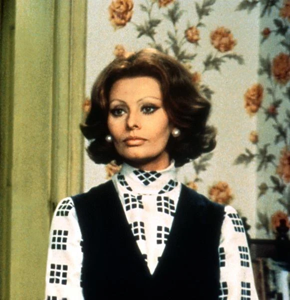 W komedii "Żona dla księdza" (1970) Loren wciela się w postać nieszczęśliwie zakochanej dziewczyny, która dowiedziawszy się o zdradzie swego ukochanego, postanawia popełnić samobójstwo. Udaje sie ją jednak uratować a w szpitalu poznaje przystojnego księdza (nie kto inny, jak Marcello Mastroianni), który zakochuje się w temperamentnej pacjentce.