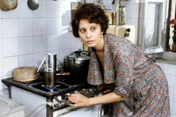 W "Szczególnym dniu" Ettore Scoli (1977) - "poruszającym komentarzu na temat okresu faszystowskiego i jego mniej widocznych ofiar" - Sophia Loren wcieliła się w postać gospodyni domowej Antonietty, która wspólnie z homoseksualistą Gabriele (Marcelo Mastroianni)  oprze się pokusie wyjścia na ulice Rzymu celem powitania Führera.