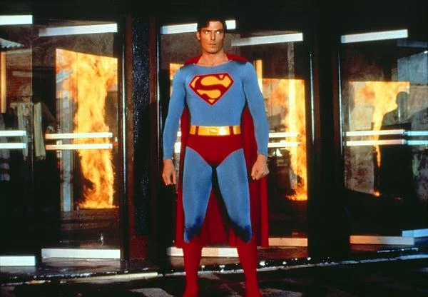 Christopher Reeve jako Clark Kent. Jako dorosły mężczyzna jego bohater przeprowadza się do Metropolis, gdzie podejmuje pracę jako reporter w dzienniku "Daily Planet", a w wolnych chwilach w charakterystycznym niebiesko-czerwonym kostiumie ratuje świat. "Superman" (1978) był jednym z największych filmowych przebojów lat 70. Wpływy ze sprzedaży biletów na całym świecie przekroczyły 300 milionów dolarów, a obraz zdobył ponadto Oscara za efekty specjalne (i 3 nominacje do Nagrody Akademii), nagrodę BAFTA dla najbardziej obiecującego młodego aktora w głównej roli (Christopher Reeve) oraz nominację do Złotego Globu w kategorii "najlepsza muzyka" (John Williams).