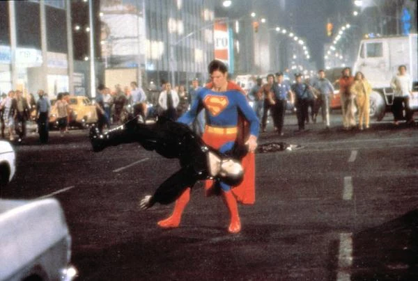 "Wydawało mi się, że oryginalny 'Superman' b"Wydawało mi się, że oryginalny 'Superman' był już niesamowitą rozrywką. Z dużym zaskoczeniem przyjąłem więc fakt, że 'Superman 2' podobał mi się jeszcze bardziej" - pisał po premierze filmu w "Chicago Sun-Times" ceniony amerykański krytyk i laureat nagrody Pulitzera Roger Ebert. ył już niesamowitą rozrywką. Z dużym zaskoczeniem przyjąłem więc fakt, że 'Superman 2' podobał mi się jeszcze bardziej" - pisał po premierze filmu w "Chicago Sun-Times" ceniony amerykański krytyk i laureat nagrody Pulitzera Roger Ebert.