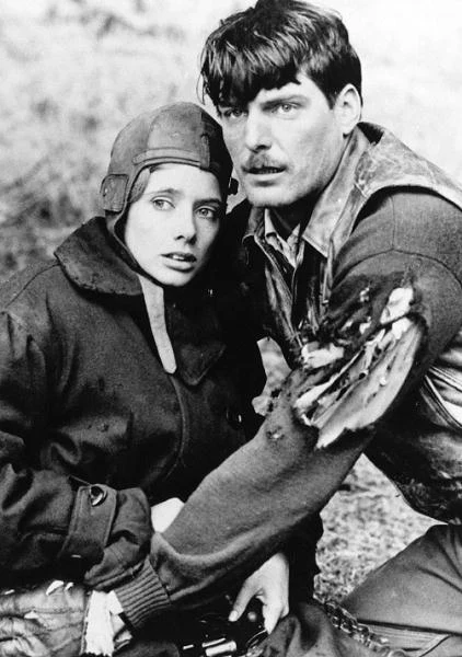 Akcja "Lotnika" (1985) rozgrywa się w górach, gdzie rozbija się samolot z dwoma osobami na pokładzie. Są to pilot awionetki i młoda córka bogacza. Udaje im się przeżyć, ale góry są pełne wygłodniałych wilków. Tillie Hansen (R. Arquette) i Edgar Anscombe (Christopher Reeve) muszą ze sobą współpracować a ciężki charakter dziewczyny wcale w tym nie pomaga...