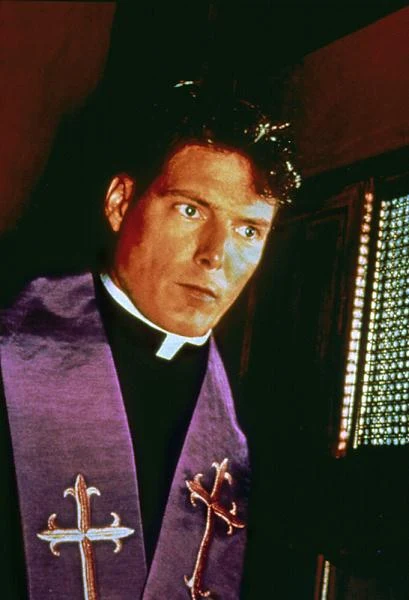 Kolejny thriller w filmografii Christophera Reeve'a i kolejna raz aktor przymierzył sutannę. W telewizyjnych "Śmiertelnych grzechach" (1992) zagrał księdza oraz nauczyciela w jednej ze szkół Nowego Jorku. Pewnego dnia wysłuchał spowiedzi psychopatycznego mordercy, który w bestialski sposob zabija swoje ofiary...