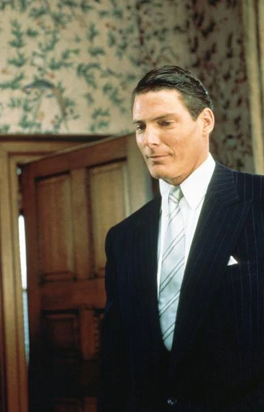 Rolą w "Okruchach dnia" (1993) powrócił Reeve do współpracy z reżyserem Jamesem Ivorym. Pierwsze skrzypce w ekranizacji powieści Kazuo Ishigury grali  Anthony Hopkins i Emma Thompson, Reeve'owi przypadła znacząca kreacja amerykańskiego kongresmena Lewisa.