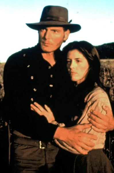 W westernie "Czarny lis" (1995), którego akcja rozgrywa się w Teksasie w 1860 roku, Reeve wcielił się w postać Alana Johnsona, który wspólnie ze swym czarnoskórym przyjacielem z dzieciństwa i jednocześnie byłem niewolnikiem - spróbują opanować  narastające napięcie między Białymi a Indianami.