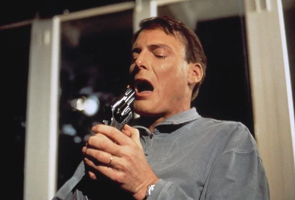 W 1995 roku Christopher Reeve uległ tragicznemu wypadkowi  i na skutek urazu kręgosłupa został sparaliżowany od ramion w dół. Od tego czasu wytrwale działał na rzecz ludzi w podobnej sytuacji, wspierając wszystkie starania, które mogłyby pomóc im wszystkim wstać z wózków inwalidzkich - m.in. organizował fundusze na badania i wytrwale naciskał na polityków, by stanowili prawo ułatwiające pomoc dla chorych.