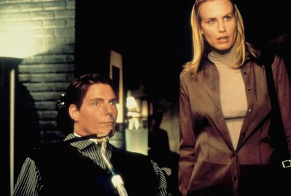 Reeve mimo kalectwa czynnie uczestniczył w życiu publicznym. Zajął się także reżyserią. W 1998 roku wyprodukował film "Okno na podwórze" - remake klasycznego dzieła Alfreda Hitchcocka - w którym zagrał także główną rolę. Za swą kreację nominowany był do Złotego Globu, zdobył nagrodę Gildii Aktorów Amerykańskich. "Obawiałem się, że mogąc podczas gry wykorzystać tylko głos i mimikę twarzy, nie będę w stanie efektywnie komunikować się z widzem" - wspominał aktor pracę nad filmem.