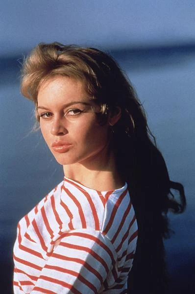 Brigitte Bardot (urodzona 28 września 1934 roku), rodowita paryżanka, od dziecka pobierała lekcje śpiewu i tańca i przygotowywała się do kariery filmowej. Zaczynała jako modelka - w wieku 15 lat znalazła się na okładce "Elle", rok później stawiała swoje pierwsze kroki w filmie. Brigitte Bardot (urodzona 28 września 1934 roku), rodowita paryżanka, od dziecka pobierała lekcje śpiewu i tańca i przygotowywała się do kariery filmowej. Zaczynała jako modelka - w wieku 15 lat znalazła się na okładce "Elle", rok później stawiała swoje pierwsze kroki w filmie.