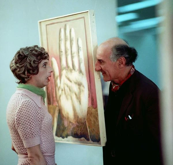 Choć największą popularność i sympatię widzów przyniosła mu rola gosposi domowej Marysi w komedii "Poszukiwany, poszukiwana" Stanisława Barei, on sam przyznaje, że ten film to przekleństwo.