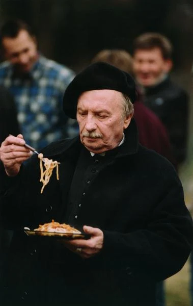 Wojciech Pokora w roli księdza na planie serialu "Więzy krwi".