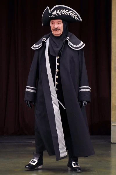 Aktor wciąż występuje w teatrze. Tutaj w sztuce "Chory z urojednia" (2011).