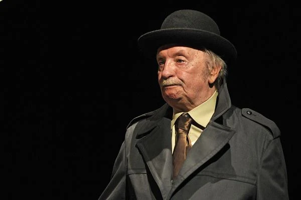 Pokora podczas próby do spektaklu "Trzeba zabić starszą panią" (2012).