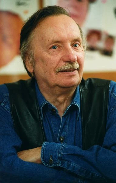 W środowisku aktorskim uznawany jest przede wszystkim za skromnego człowieka.