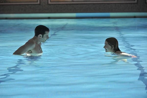 Luke Kirby i Michelle Williams w scenie z filmu "Take This Waltz"