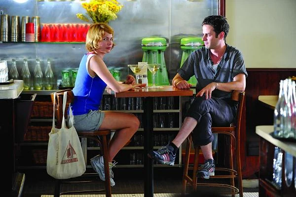 Michelle Williams i Luke Kirby w scenie z filmu "Take This Waltz"