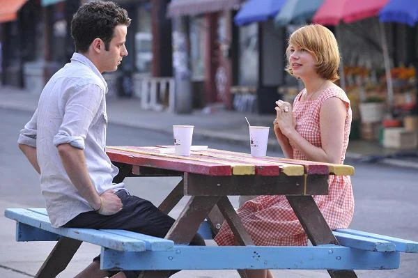 Luke Kirby i Michelle Williams w scenie z filmu "Take This Waltz"