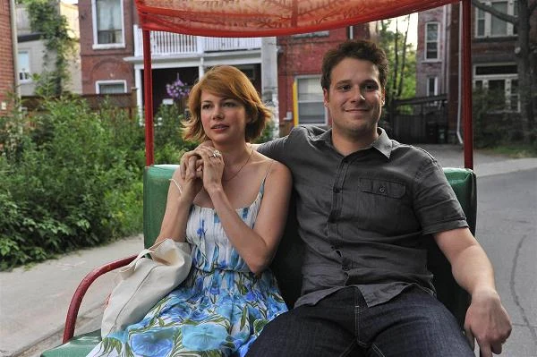 Michelle Williams i Seth Rogen w scenie z filmu "Take This Waltz"