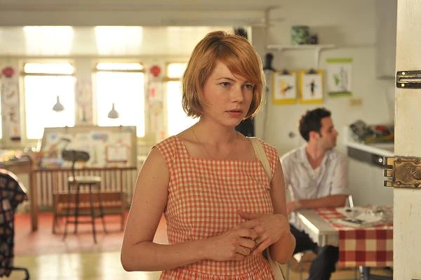 Michelle Williams i Luke Kirby w scenie z filmu "Take This Waltz"