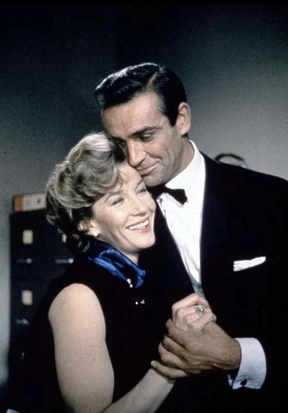 Sean Connery i Lois Maxwell w scenie z filmu "Dr No"