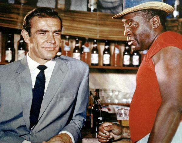 Sean Connery i John Kitzmiller w scenie z filmu "Dr No"