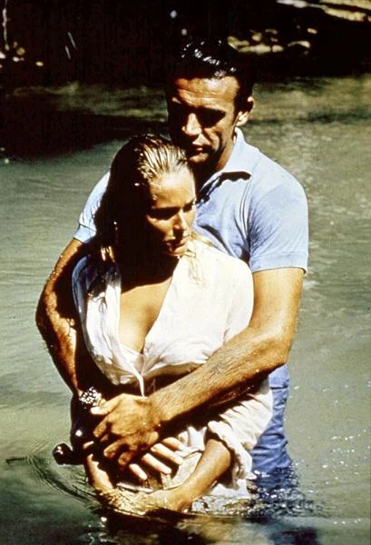 Ursula Andress i Sean Connery w scenie z filmu "Dr No"