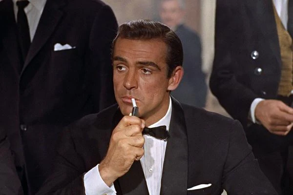 Sean Connery w scenie z filmu "Dr No"