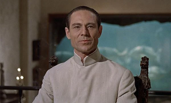 Joseph Wiseman w scenie z filmu "Dr No"