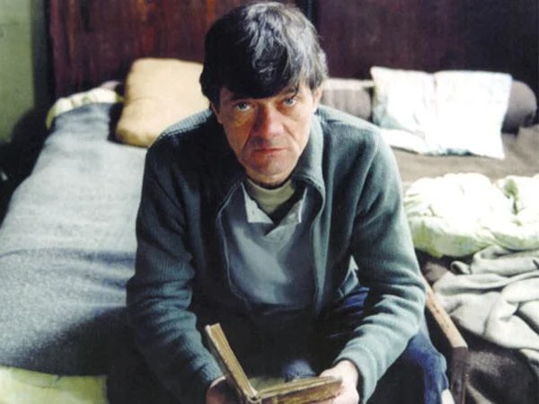 W "Edim" (2002) artysta stworzył poruszającą postać zbieracza złomu (za swoją wybitną kreację został nagrodzony m.in. Orłem i Złotą Kaczką). W "Edim" (2002) artysta stworzył poruszającą postać zbieracza złomu (za swoją wybitną kreację został nagrodzony m.in. Orłem i Złotą Kaczką).