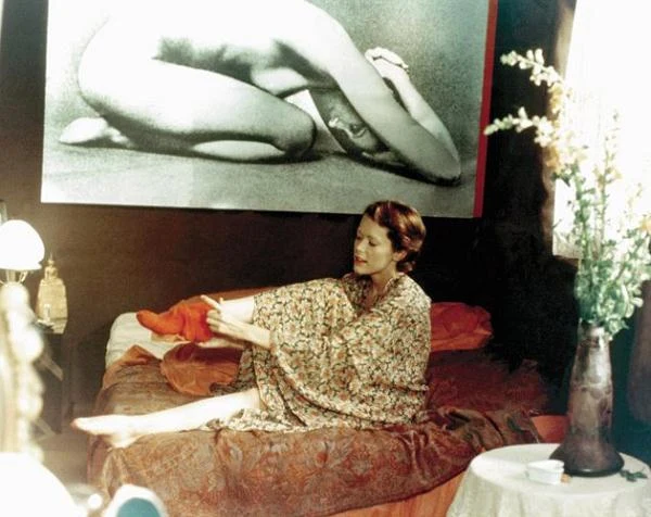 Film jest historią żony francuskiego dyplomaty, która przybywa do Bangkoku. Życie u boku męża zaczyna ją jednak nudzić. Gdy poznaje włoskiego arystokratę, chętnie poddaje się jego edukacji seksualnej.