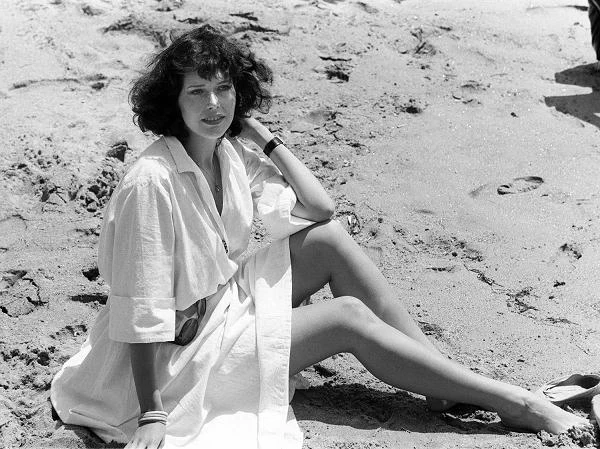 Sylvia Krystel na plaży pozuje do zdjęć.