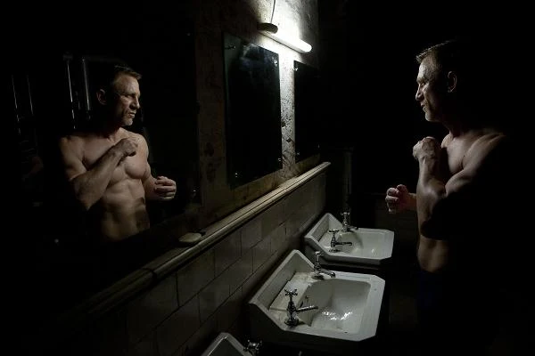 Daniel Craig w scenie z filmu "Skyfall"