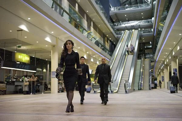 Bérénice Marlohe w scenie z filmu "Skyfall"