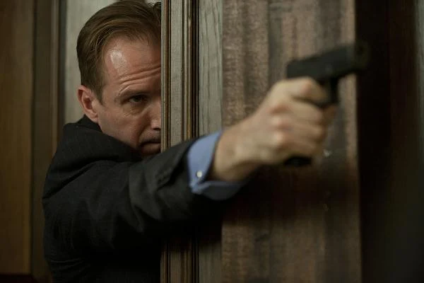 Ralph Fiennes w scenie z filmu "Skyfall"