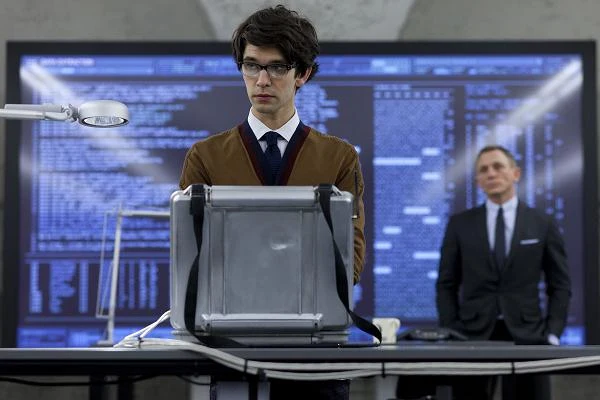 Ben Whishaw i Daniel Craig w scenie z filmu "Skyfall"
