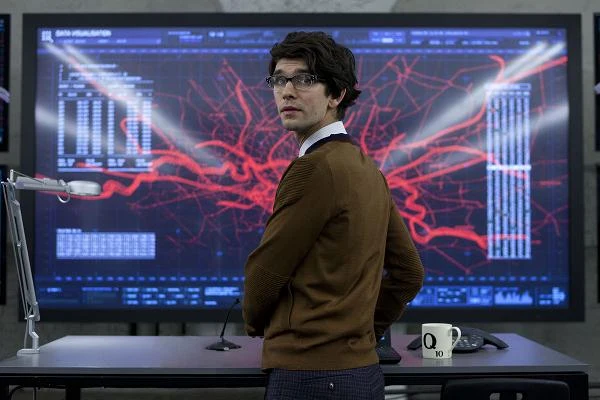 Ben Whishaw w scenie z filmu "Skyfall"
