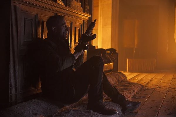 Daniel Craig w scenie z filmu "Skyfall"