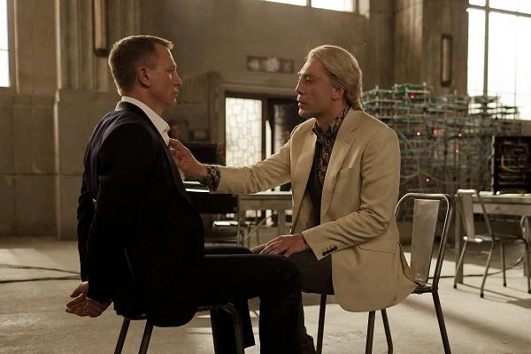 Daniel Craig i Javier Bardem w scenie z filmu "Skyfall"