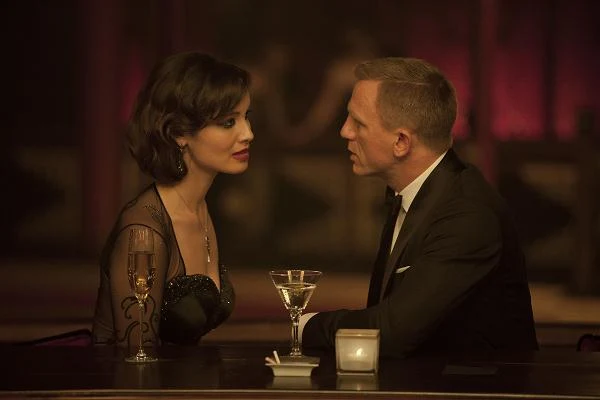 Bérénice Marlohe i Daniel Craig w scenie z filmu "Skyfall"