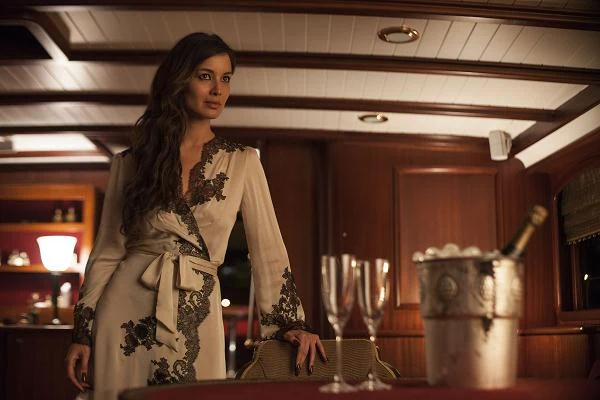 Bérénice Marlohe w scenie z filmu "Skyfall"