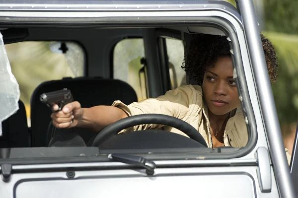 Naomie Harris w scenie z filmu "Skyfall"