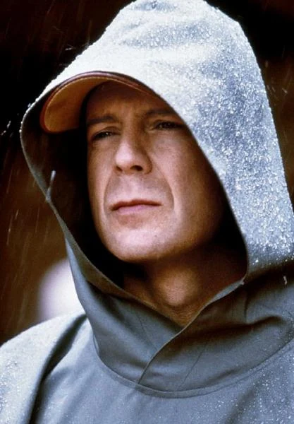 Drugie spotkanie Bruce'a Willisa z M. Night Shyamalanem. Zaraz po znakomitej roli w "Szóstym zmyśle" aktor wystąpił w wyreżyserowanej przez tego artystę ekranizacji komiku zatytułowanej "Niezniszczalny".