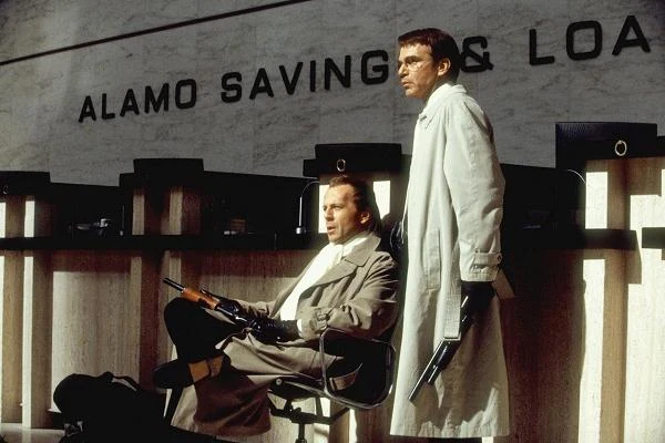 W komedii kryminalnej "Włamanie na śniadanie" Willis wespół z Billym Bobem Thorntonem zagrali bandytów rabujących banki.