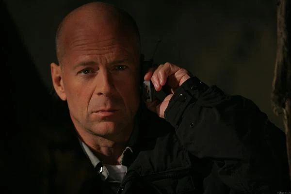 W "Osaczonym" aktor wcielił się w policyjnego negocjatora, który po osobistej tragedii rezygnuje z pracy w Los Angeles i przyjmuje posadę szefa policji w sennym miasteczku.