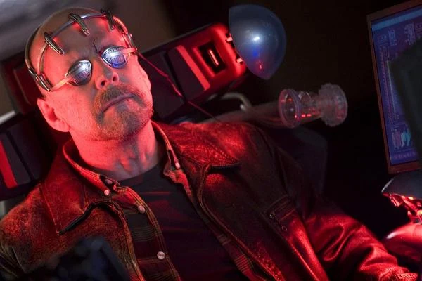 W thrillerze science-fiction "Surogaci" Jonathana Mostowa. Film opowiadał o futurystycznym świecie, w którym ludzie żyją w odosobnieniu i oddziałują na siebie jedynie poprzez zastępcze roboty.